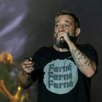 Las Pastillas del Abuelo en vivo: Piti Fernández frente al público en un show multitudinario