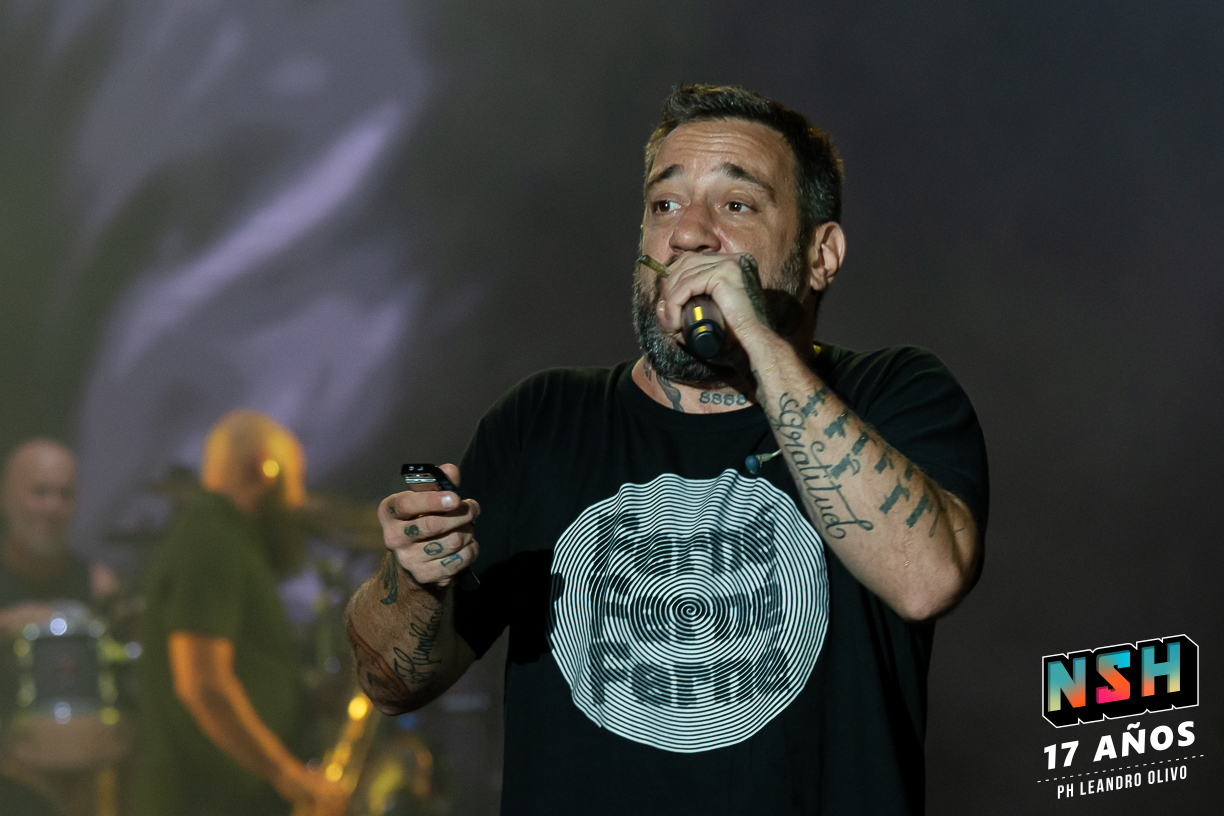 Las Pastillas del Abuelo en vivo: Piti Fernández frente al público en un show multitudinario