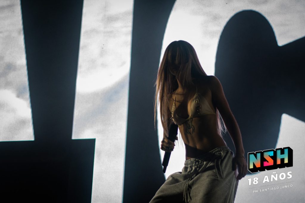 Saramalacara cantando en vivo durante el show de cierre de “La Trinidad” en El Deseo Club, 26 de junio de 2025