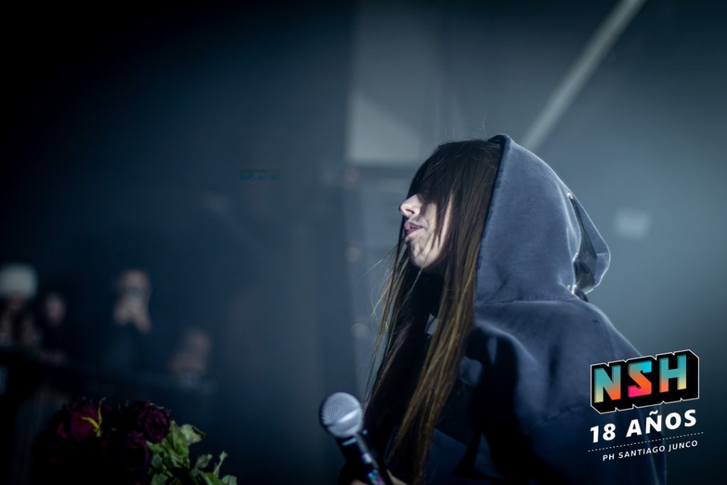 Saramalacara cantando en vivo durante el show de cierre de “La Trinidad” en El Deseo Club, 26 de junio de 2025