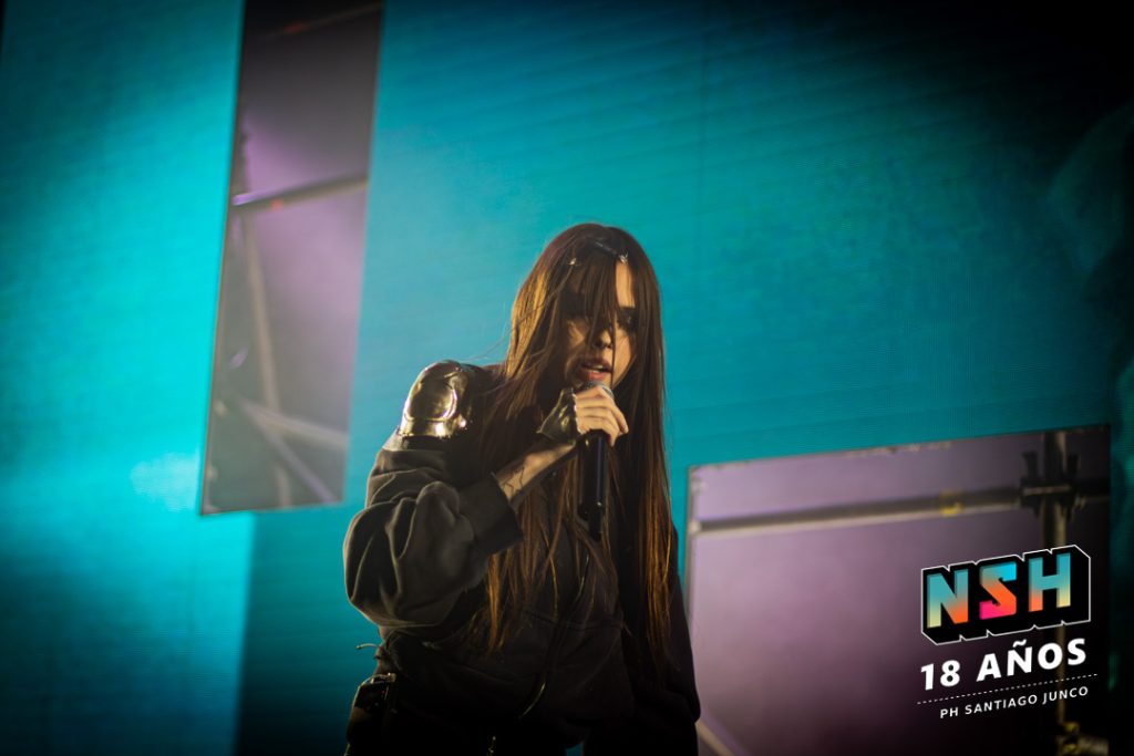 Saramalacara cantando en vivo durante el show de cierre de “La Trinidad” en El Deseo Club, 26 de junio de 2025