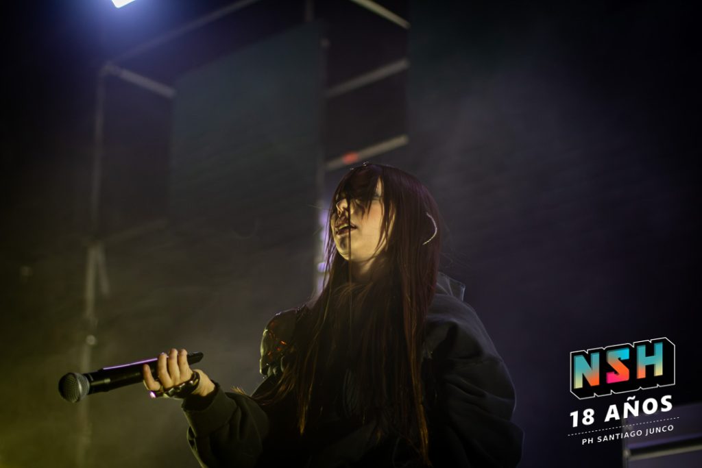 Saramalacara cantando en vivo durante el show de cierre de “La Trinidad” en El Deseo Club, 26 de junio de 2025