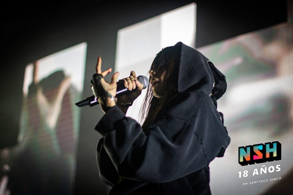 Saramalacara cantando en vivo durante el show de cierre de “La Trinidad” en El Deseo Club, 26 de junio de 2025