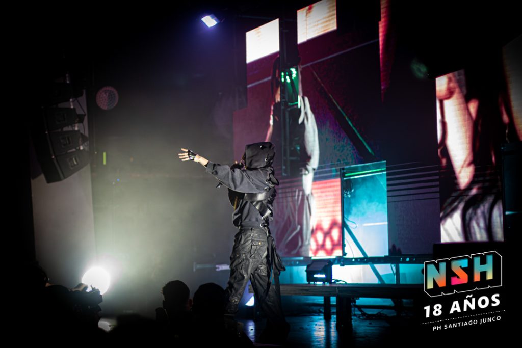 Saramalacara cantando en vivo durante el show de cierre de “La Trinidad” en El Deseo Club, 26 de junio de 2025