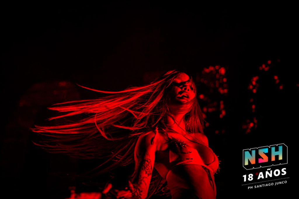 Saramalacara cantando en vivo durante el show de cierre de “La Trinidad” en El Deseo Club, 26 de junio de 2025