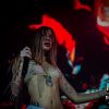 Saramalacara cantando en vivo durante el show de cierre de “La Trinidad” en El Deseo Club, 26 de junio de 2025