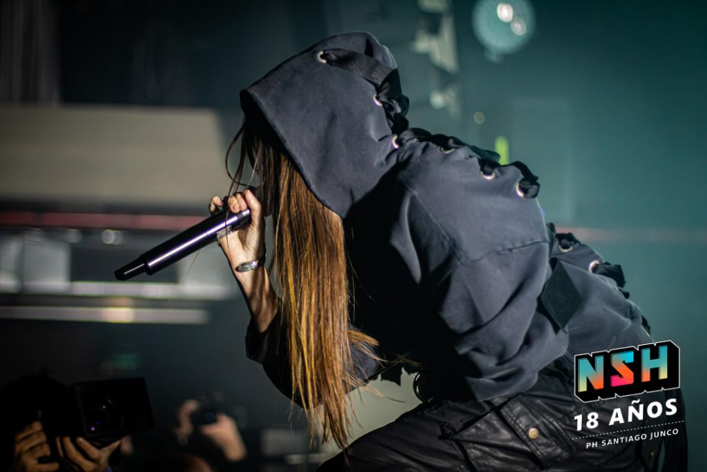 Saramalacara cantando en vivo durante el show de cierre de “La Trinidad” en El Deseo Club, 26 de junio de 2025