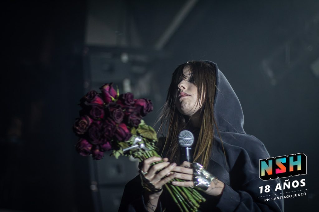 Saramalacara cantando en vivo durante el show de cierre de “La Trinidad” en El Deseo Club, 26 de junio de 2025