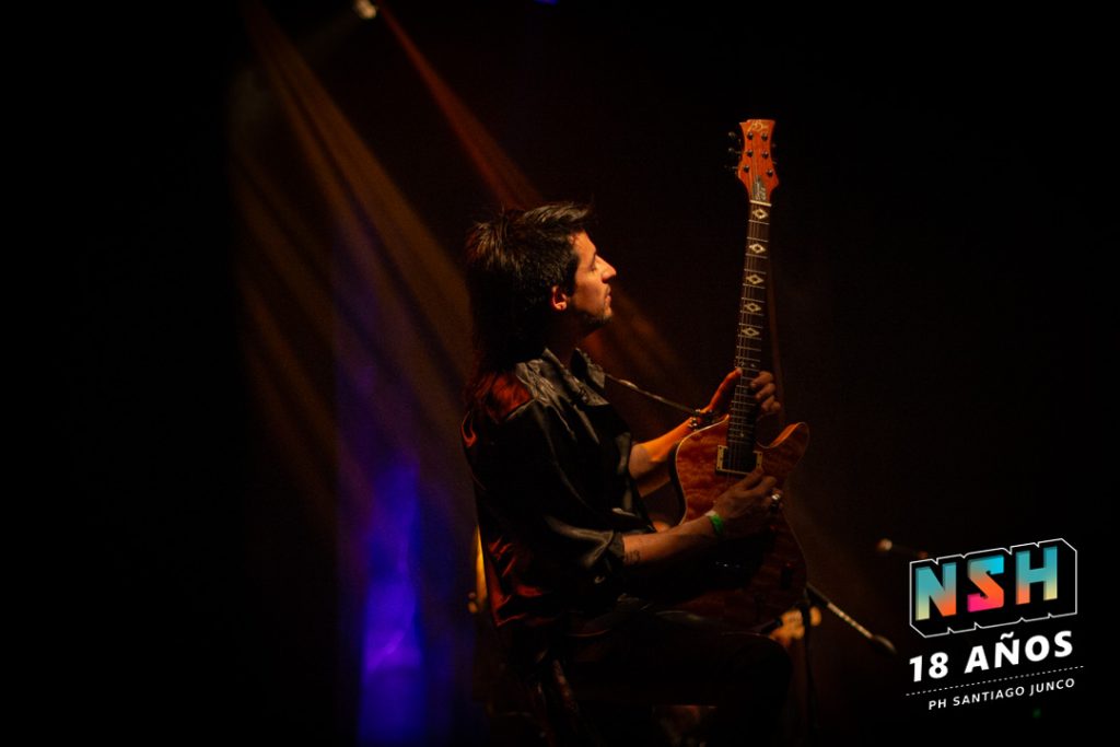 El Tano Marciello en vivo el 9 de julio en Teatro Vorterix, con su guitarra frente a un público encendido