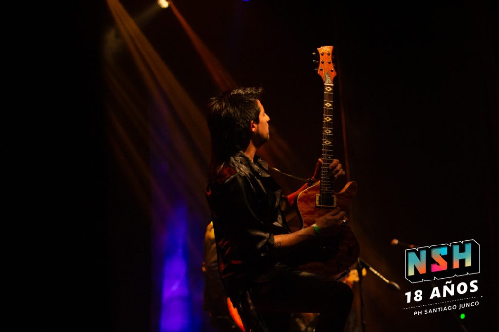 El Tano Marciello en vivo el 9 de julio en Teatro Vorterix, con su guitarra frente a un público encendido