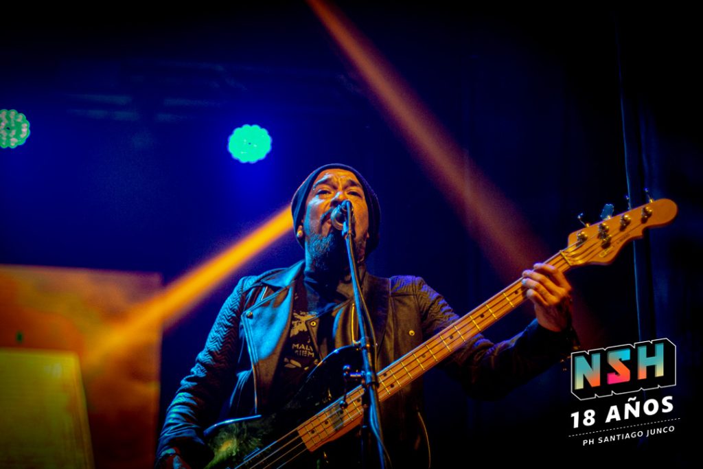 El Tano Marciello en vivo el 9 de julio en Teatro Vorterix, con su guitarra frente a un público encendido
