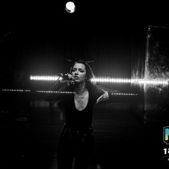 FEMI durante la grabación de su live session en la Usina del Arte, donde presentó su nuevo single “No es personal”