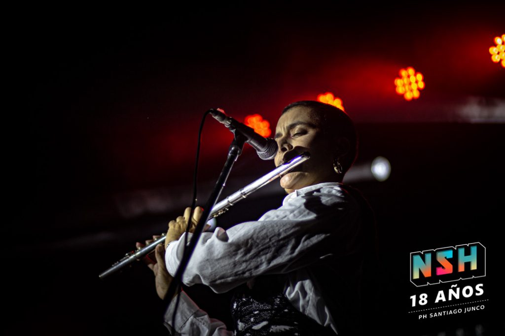 Público disfrutando del Festival Sueños Dorados 2025 en Ciudad Cultural Konex, con luces cálidas y bandas emergentes en escena.