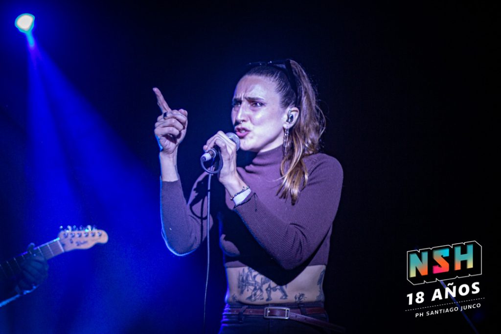 Público disfrutando del Festival Sueños Dorados 2025 en Ciudad Cultural Konex, con luces cálidas y bandas emergentes en escena.