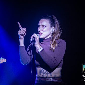 Público disfrutando del Festival Sueños Dorados 2025 en Ciudad Cultural Konex, con luces cálidas y bandas emergentes en escena.