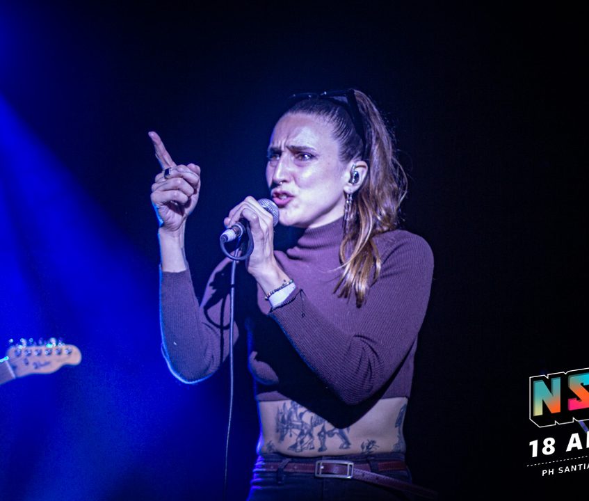 Público disfrutando del Festival Sueños Dorados 2025 en Ciudad Cultural Konex, con luces cálidas y bandas emergentes en escena.