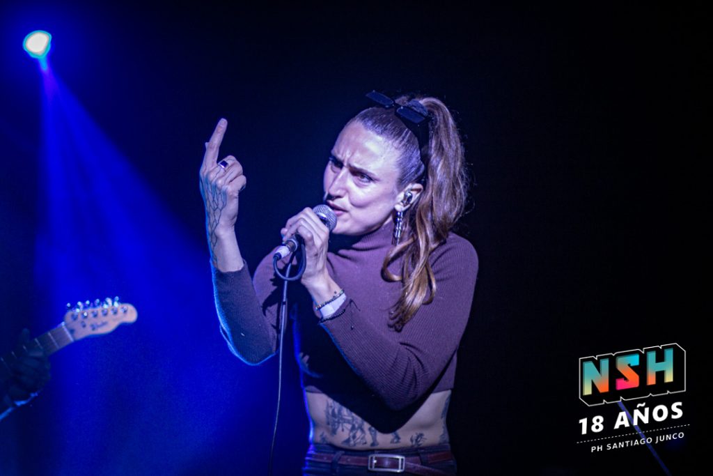 Público disfrutando del Festival Sueños Dorados 2025 en Ciudad Cultural Konex, con luces cálidas y bandas emergentes en escena.