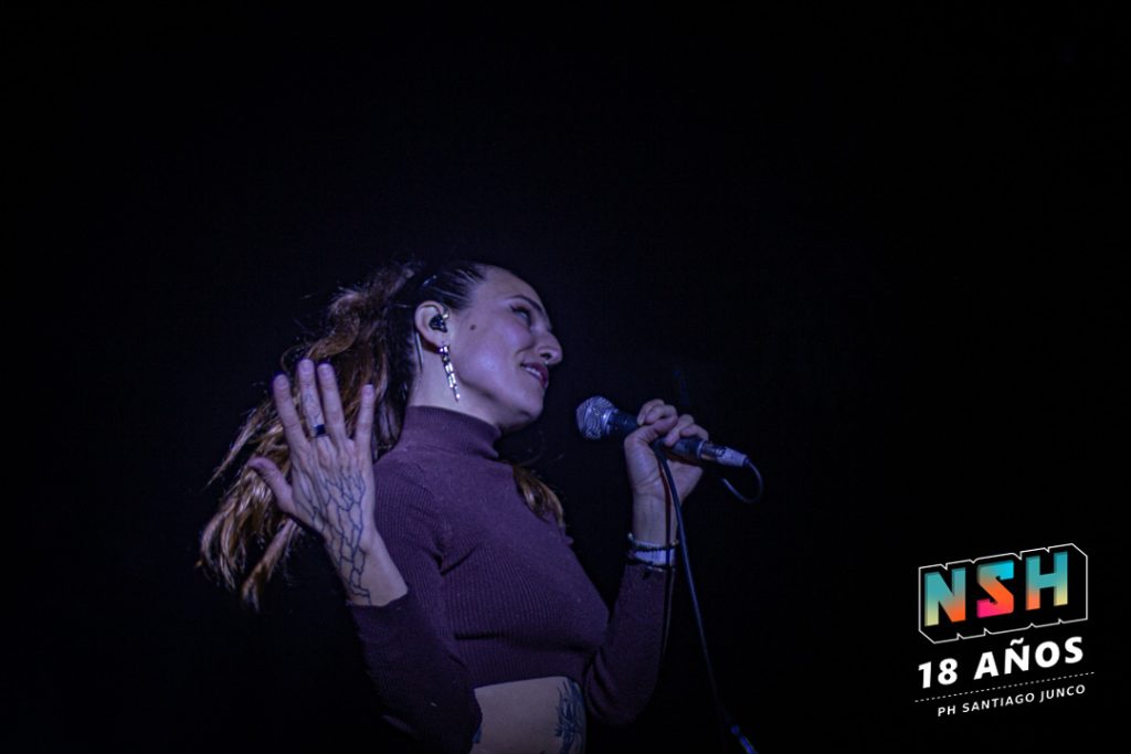 Público disfrutando del Festival Sueños Dorados 2025 en Ciudad Cultural Konex, con luces cálidas y bandas emergentes en escena.