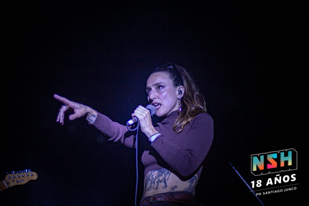 Público disfrutando del Festival Sueños Dorados 2025 en Ciudad Cultural Konex, con luces cálidas y bandas emergentes en escena.