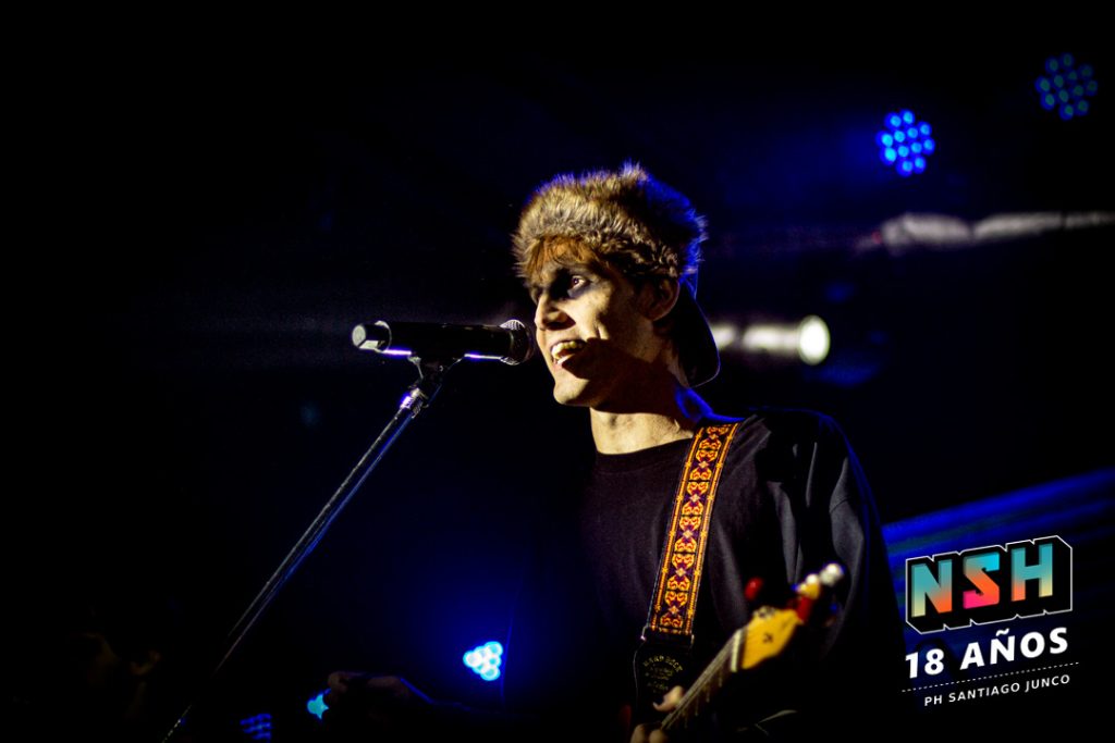 Público disfrutando del Festival Sueños Dorados 2025 en Ciudad Cultural Konex, con luces cálidas y bandas emergentes en escena.