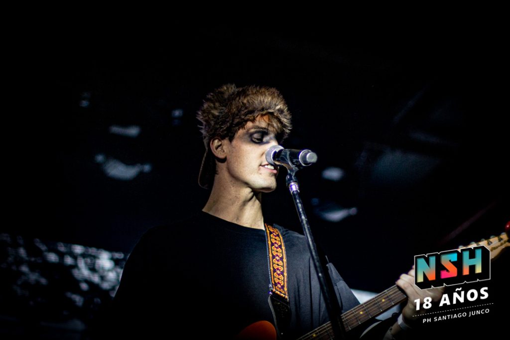 Público disfrutando del Festival Sueños Dorados 2025 en Ciudad Cultural Konex, con luces cálidas y bandas emergentes en escena.