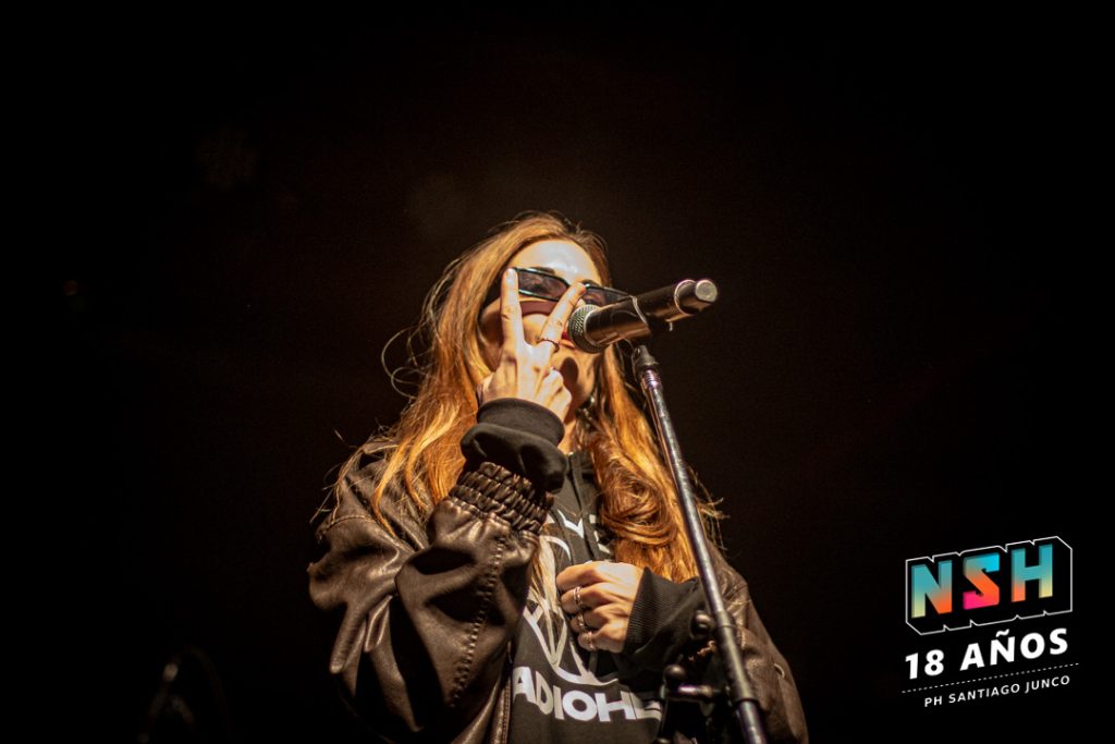 Público disfrutando del Festival Sueños Dorados 2025 en Ciudad Cultural Konex, con luces cálidas y bandas emergentes en escena.