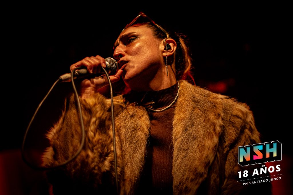 Público disfrutando del Festival Sueños Dorados 2025 en Ciudad Cultural Konex, con luces cálidas y bandas emergentes en escena.