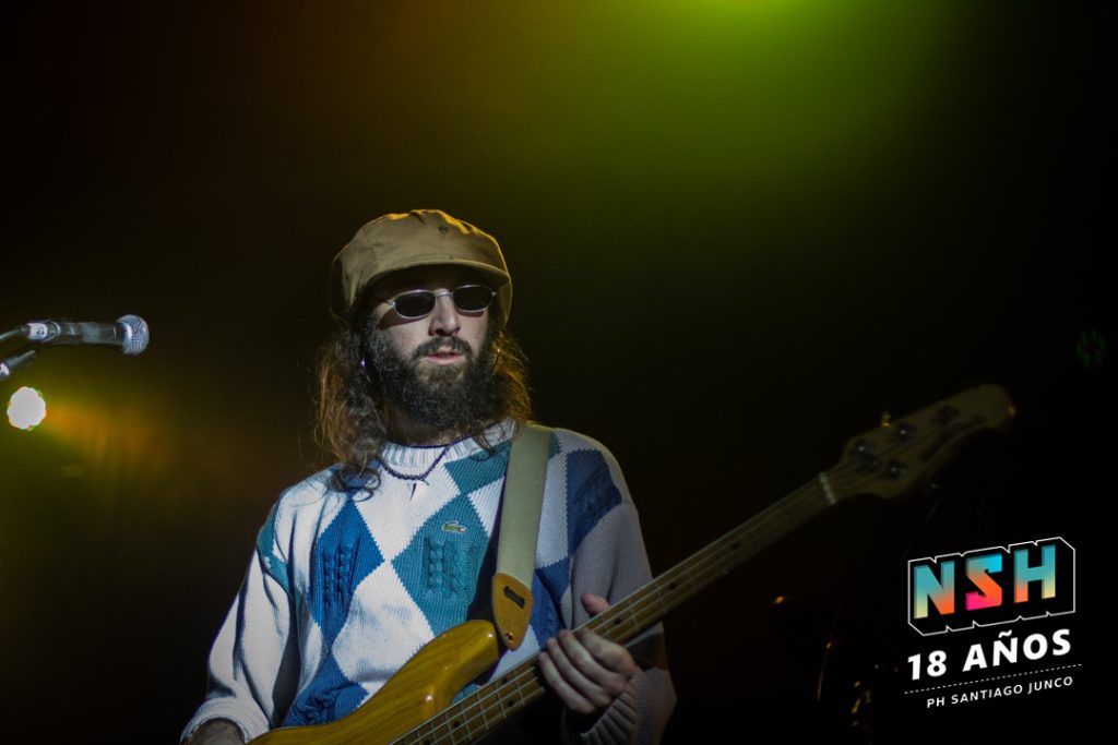 Público disfrutando del Festival Sueños Dorados 2025 en Ciudad Cultural Konex, con luces cálidas y bandas emergentes en escena.