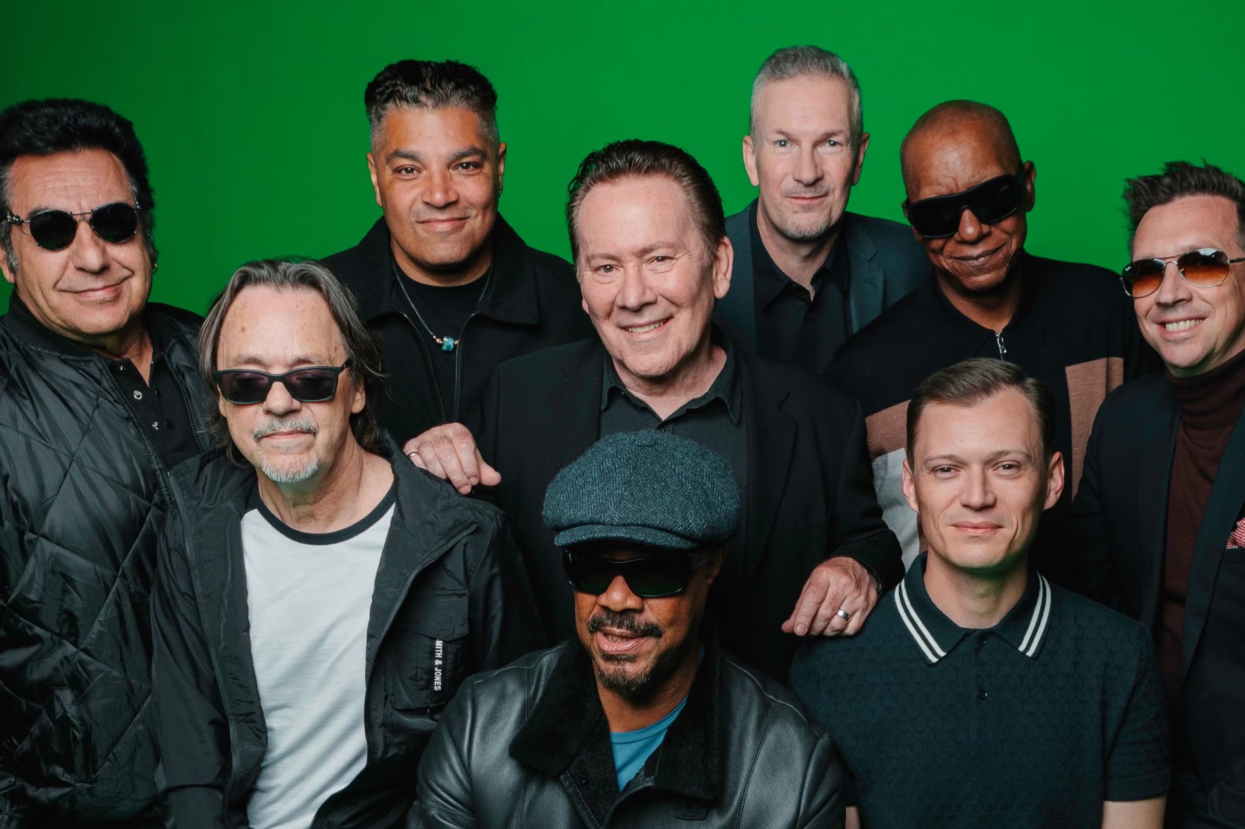 UB40 con Ali Campbell en vivo sobre el escenario, interpretando clásicos del reggae ante un teatro lleno