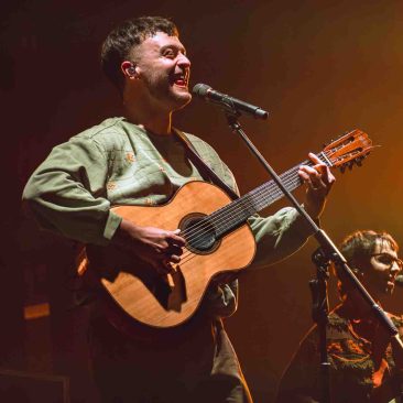 Alan Sutton en vivo en el Teatro Gran Rex el 9 de agosto de 2025 durante el Tour Berrinche