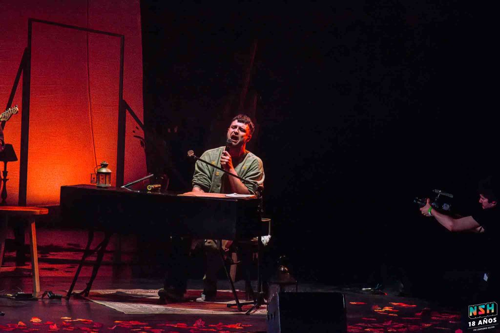 Alan Sutton en vivo en el Teatro Gran Rex el 9 de agosto de 2025 durante el Tour Berrinche