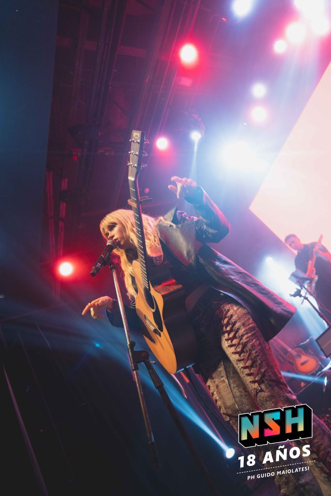 Retrato de Connie Isla en vivo por Guido Maiolatesi