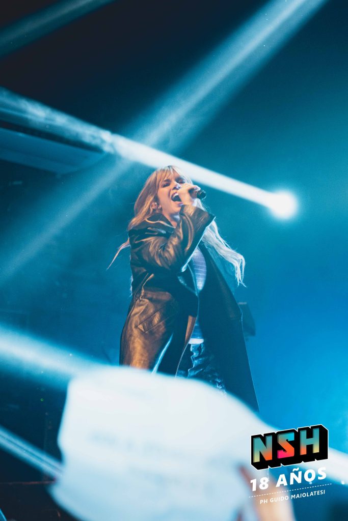 Retrato de Connie Isla en vivo por Guido Maiolatesi