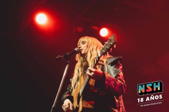 Connie Isla interpretando “Mitad” en Niceto Club