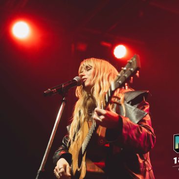 Connie Isla interpretando “Mitad” en Niceto Club