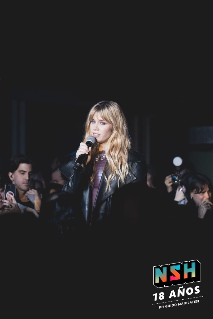 Retrato de Connie Isla en vivo por Guido Maiolatesi