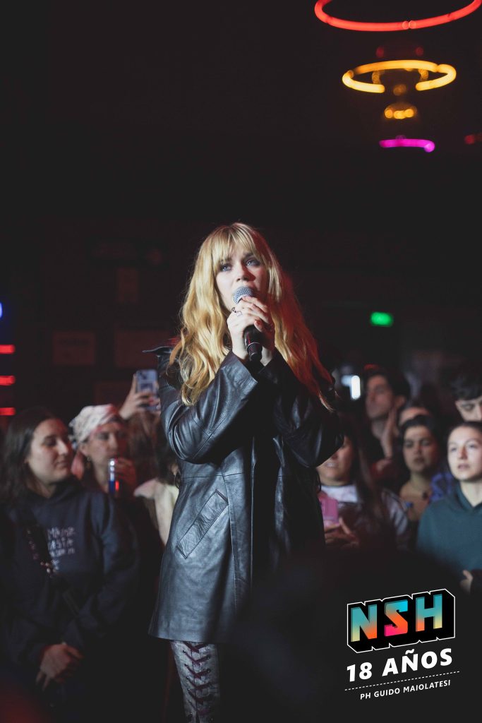 Retrato de Connie Isla en vivo por Guido Maiolatesi