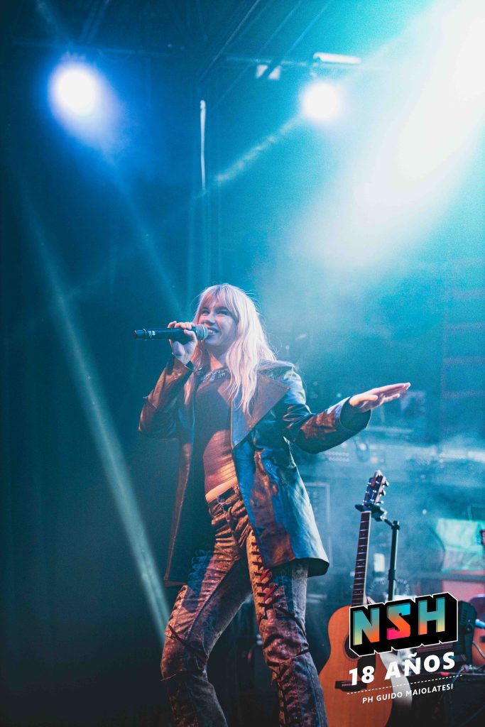 Retrato de Connie Isla en vivo por Guido Maiolatesi