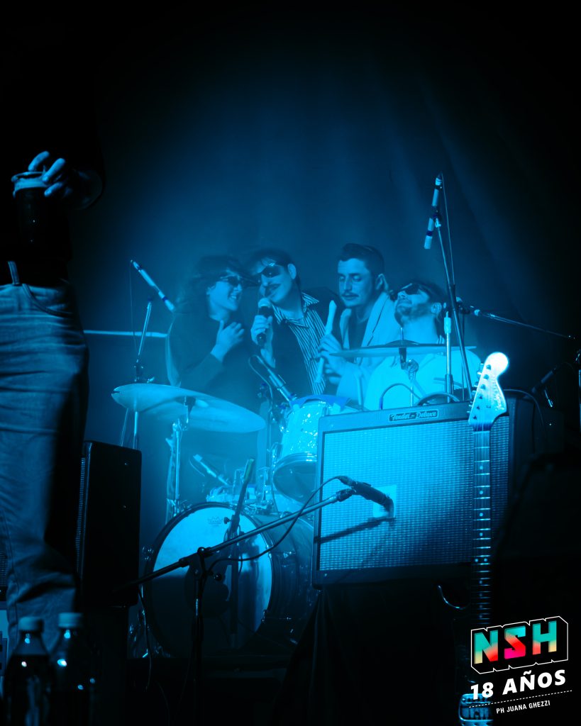 Las Paritarias en plena ejecución musical durante el show – Foto: Juana Ghezzi