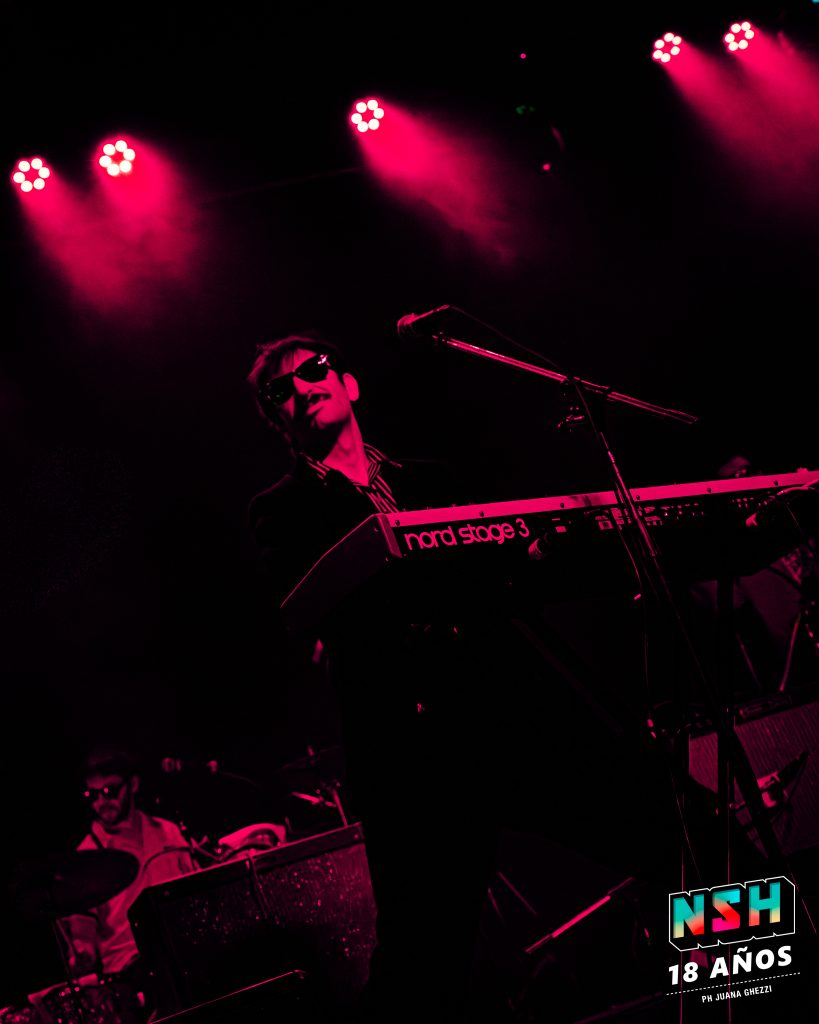 Fonso interpretando temas de su nuevo disco en Auditorio Oeste – Foto: Juana Ghezzi