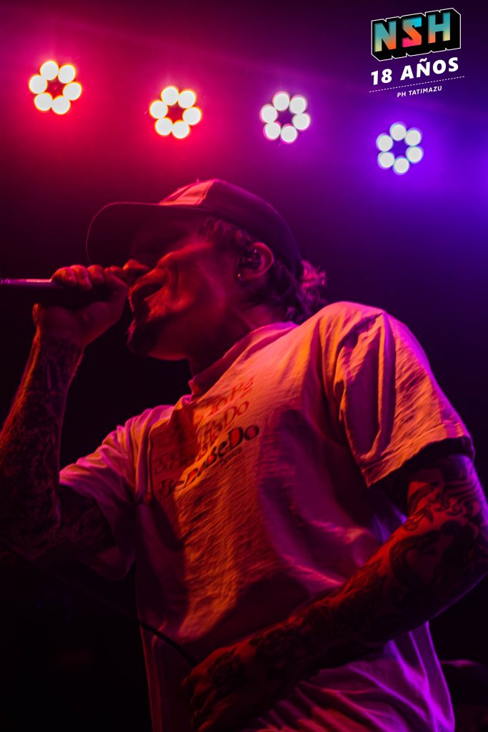 Ben Barlow cantando frente a fans argentinos en el concierto de Neck Deep en Groove 2025
