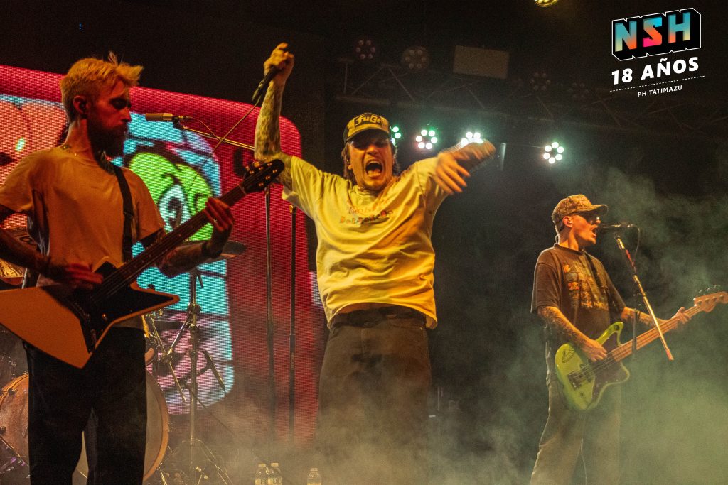 Ben Barlow cantando frente a fans argentinos en el concierto de Neck Deep en Groove 2025