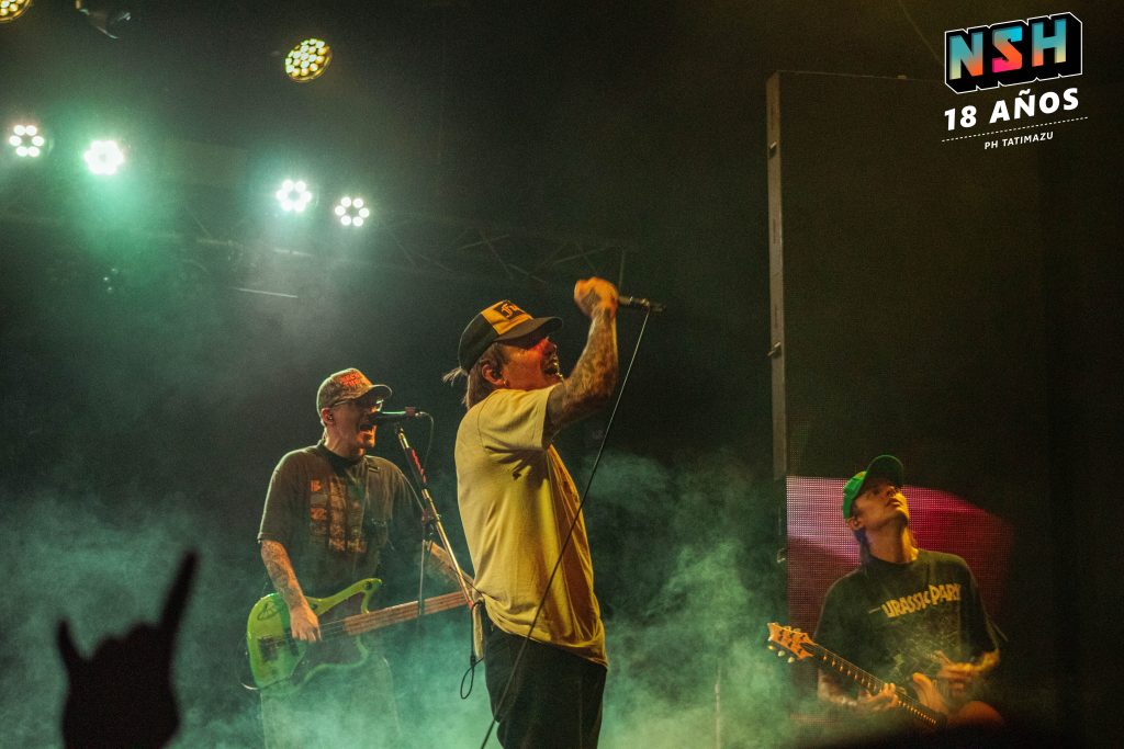 Ben Barlow cantando frente a fans argentinos en el concierto de Neck Deep en Groove 2025