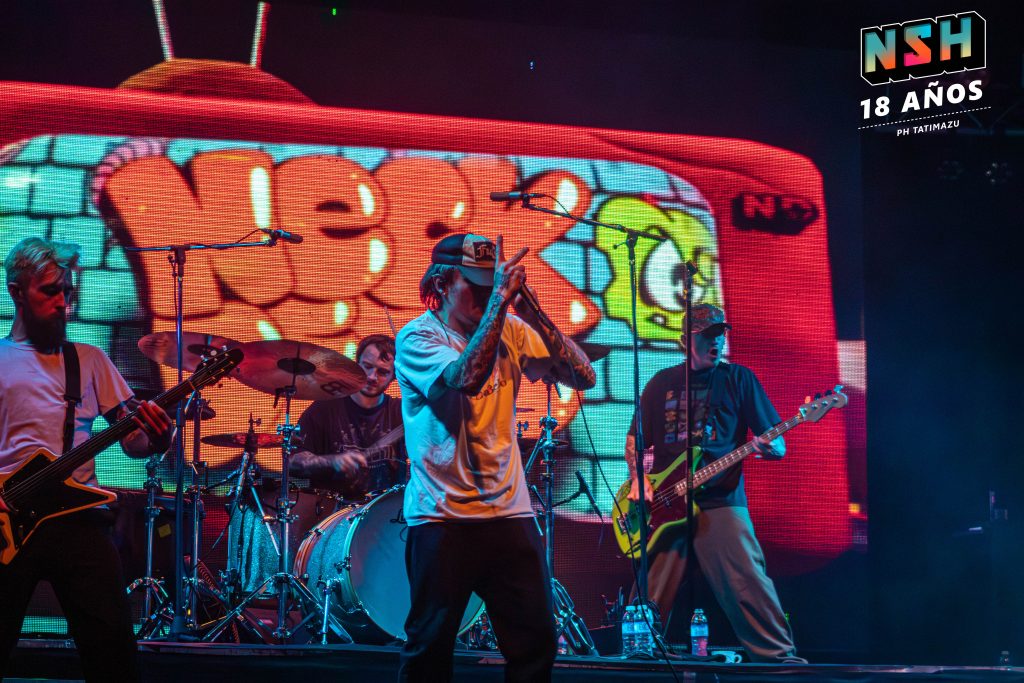 Ben Barlow cantando frente a fans argentinos en el concierto de Neck Deep en Groove 2025