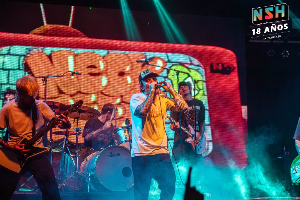 Vista del escenario de Groove durante el show de Neck Deep en Buenos Aires, agosto 2025