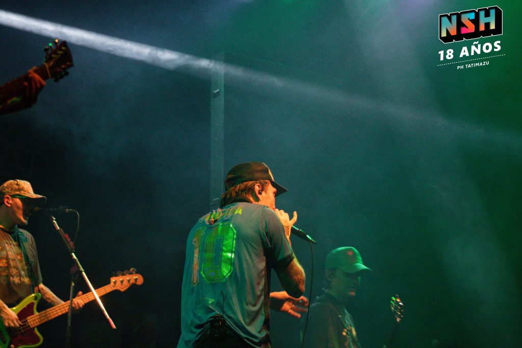 Vista del escenario de Groove durante el show de Neck Deep en Buenos Aires, agosto 2025