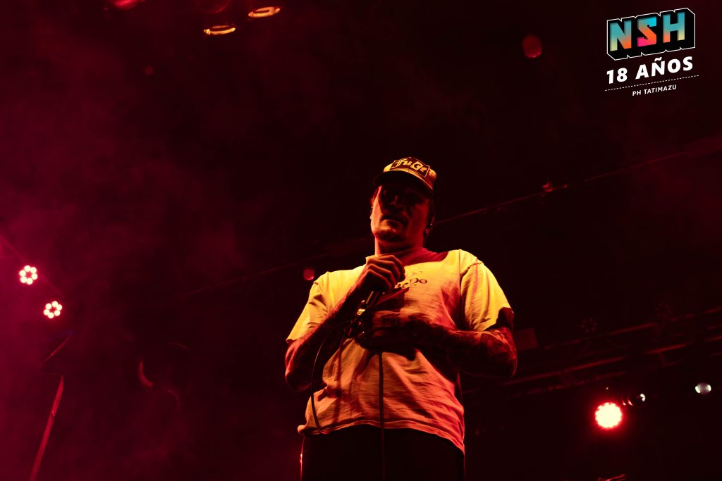 Ben Barlow cantando frente a fans argentinos en el concierto de Neck Deep en Groove 2025