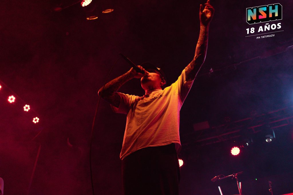 Ben Barlow cantando frente a fans argentinos en el concierto de Neck Deep en Groove 2025