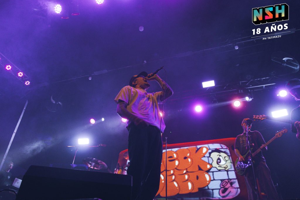 Neck Deep en vivo en Groove Buenos Aires, 26 de agosto de 2025, público eufórico durante el setlist
