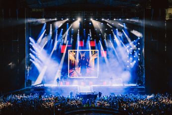 Cuarteto de Nos en vivo en el Estadio Ferro, presentando su álbum Puertas ante miles de fanáticos en Buenos Aires